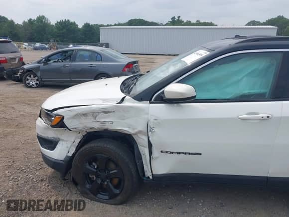 2019 Jeep Compass Latitude z VIN 3C4NJDBB5KT656449, wystawiony jako IAAI lot #42904599 z przebiegiem 82 817 mil mil oraz . Historia ofert i sprzedaży dostępna na DreamBid. Obrazek 6.