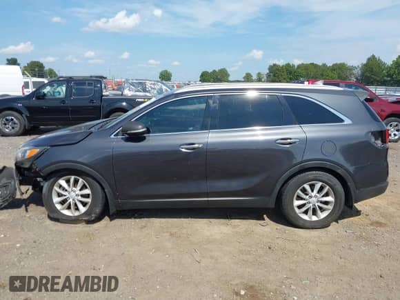 2017 Kia Sorento LX z VIN 5XYPG4A33HG218496, wystawiony jako IAAI lot #42940705 z przebiegiem 167 588 mil mil oraz . Historia ofert i sprzedaży dostępna na DreamBid. Obrazek 15.