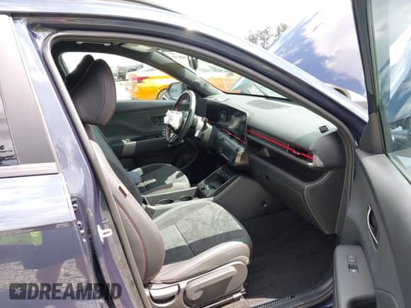 2025 Hyundai Kona N Line S z VIN KM8HBCA33SU190777, wystawiony jako IAAI lot #42639810 z przebiegiem 6 167 mil mil oraz . Historia ofert i sprzedaży dostępna na DreamBid. Obrazek 5.