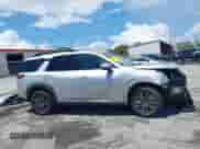 2022 Nissan Pathfinder SV z VIN 5N1DR3BA1NC213507, wystawiony jako IAAI lot #42966400 z przebiegiem 76 252 mil mil oraz . Historia ofert i sprzedaży dostępna na DreamBid. Obrazek 14.