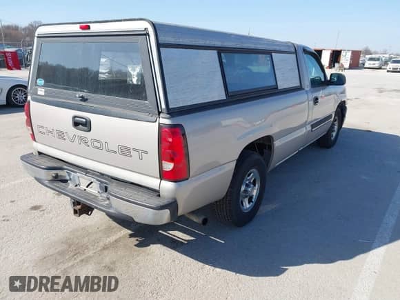 2004 Chevrolet Silverado 1500 Work Truck z VIN 1GCEC14X64Z332584, wystawiony jako IAAI lot #41802624 z przebiegiem 165 172 mil mil oraz . Historia ofert i sprzedaży dostępna na DreamBid. Obrazek 4.