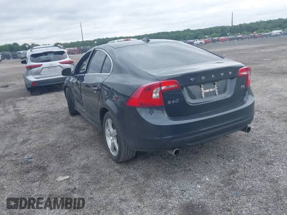 2013 Volvo S60 T5 Premier z VIN YV1612FS8D2180344, wystawiony jako IAAI lot #42863760 z przebiegiem 193 207 mil mil oraz . Historia ofert i sprzedaży dostępna na DreamBid. Obrazek 3.