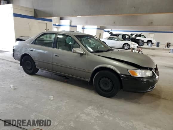 2000 Toyota Camry LE z VIN JT2BG22K5Y0403037, wystawiony jako Copart lot #84022845 z przebiegiem 310 731 mil mil oraz Czysty tytuł • Clean title. Historia ofert i sprzedaży dostępna na DreamBid. Obrazek 4.