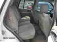 2005 Chevrolet TrailBlazer LS z VIN 1GNDS13SX52137996, wystawiony jako Copart lot #67235605 z przebiegiem 112 390 mil mil oraz Szkoda całkowita • Salvage title. Historia ofert i sprzedaży dostępna na DreamBid. Obrazek 11.