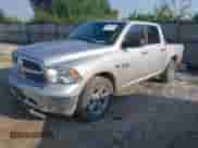 2013 Ram 1500 Big Horn z VIN 1C6RR7LT5DS621215, wystawiony jako IAAI lot #42881419 z przebiegiem 251 070 mil mil oraz . Historia ofert i sprzedaży dostępna na DreamBid. Obrazek 17.