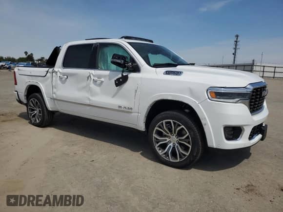 2025 Ram 1500 z VIN 1C6SRFKP5SN615510, wystawiony jako Copart lot #52185475 z przebiegiem 593 mil mil oraz Szkoda całkowita • Salvage title. Historia ofert i sprzedaży dostępna na DreamBid. Obrazek 4.