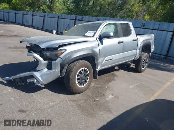 2024 Toyota Tacoma SR5 z VIN 3TMLB5JN6RM052855, wystawiony jako IAAI lot #43037333 z przebiegiem 11 015 mil mil oraz . Historia ofert i sprzedaży dostępna na DreamBid. Obrazek 2.