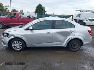 2017 Chevrolet Sonic LS z VIN 1G1JB5SG2H4131840, wystawiony jako IAAI lot #43313187 z przebiegiem 82 376 mil mil oraz . Historia ofert i sprzedaży dostępna na DreamBid. Obrazek 6.