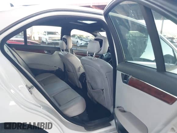 2009 Mercedes-Benz C 300 Sport z VIN WDDGF54X49F245367, wystawiony jako IAAI lot #43462372 z przebiegiem 117 239 mil mil oraz . Historia ofert i sprzedaży dostępna na DreamBid. Obrazek 8.