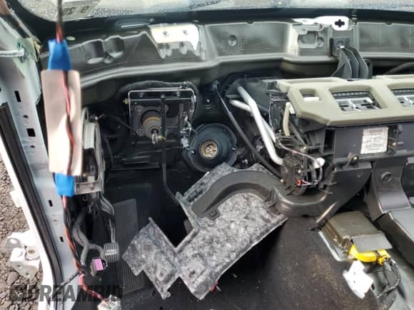 2020 Dodge Challenger SXT z VIN 2C3CDZGG0LH104534, wystawiony jako Copart lot #47176725 z przebiegiem Nie podano mil oraz Szkoda całkowita • Salvage title. Historia ofert i sprzedaży dostępna na DreamBid. Obrazek 9.