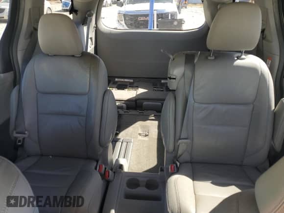2017 Toyota Sienna XLE z VIN 5TDYZ3DC7HS824312, wystawiony jako Copart lot #84629685 z przebiegiem 153 917 mil mil oraz Szkoda całkowita • Salvage title. Historia ofert i sprzedaży dostępna na DreamBid. Obrazek 10.