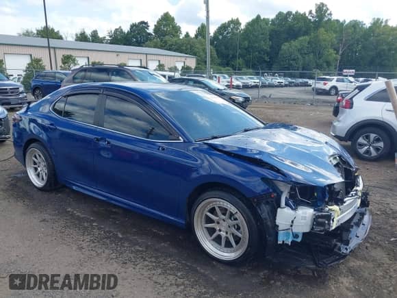 2023 Toyota Camry SE z VIN 4T1G11AK4PU102689, wystawiony jako IAAI lot #42928088 z przebiegiem 38 369 mil mil oraz . Historia ofert i sprzedaży dostępna na DreamBid. Obrazek 1.