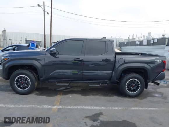 2024 Toyota Tacoma TRD Off Road с VIN 3TMLB5JN6RM051513, выставлен на аукционе IAAI как лот 43140179 с пробегом 13 703 миль миль и . История ставок и продаж доступна на DreamBid. Изображение 14.