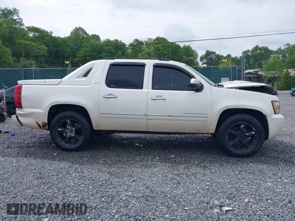2011 Chevrolet Avalanche LTZ z VIN 3GNTKGE3XBG366038, wystawiony jako IAAI lot #42428779 z przebiegiem 110 660 mil mil oraz . Historia ofert i sprzedaży dostępna na DreamBid. Obrazek 14.