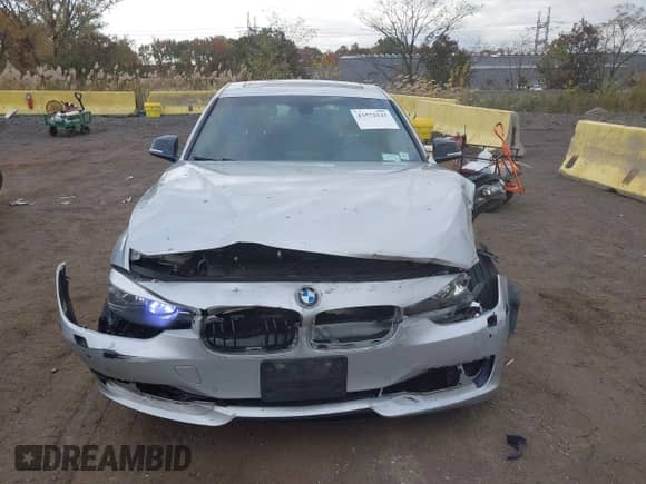 2014 BMW 3 Series 328i xDrive z VIN WBA3B5C58EF959174, wystawiony jako IAAI lot #43572143 z przebiegiem 129 760 mil mil oraz . Historia ofert i sprzedaży dostępna na DreamBid. Obrazek 6.