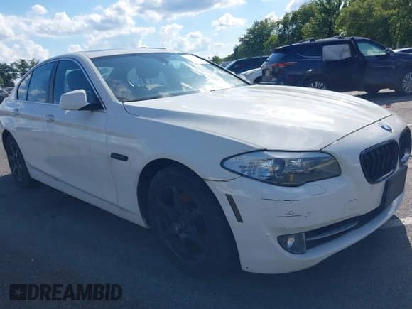2013 BMW 5 Series 528i xDrive с VIN WBAXH5C55DD114776, выставлен на аукционе IAAI как лот 43103123 с пробегом 102 932 миль миль и . История ставок и продаж доступна на DreamBid. Изображение 1.