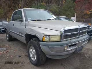 1999 Dodge 1500 z VIN 1B7HF13Y6XJ584918, wystawiony jako IAAI lot #43391240 z przebiegiem 130 238 mil mil oraz . Historia ofert i sprzedaży dostępna na DreamBid. Obrazek 1.