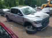 2020 Ram 1500 Rebel z VIN 1C6SRFLT6LN376238, wystawiony jako IAAI lot #42482688 z przebiegiem 131 389 mil mil oraz . Historia ofert i sprzedaży dostępna na DreamBid. Obrazek 13.