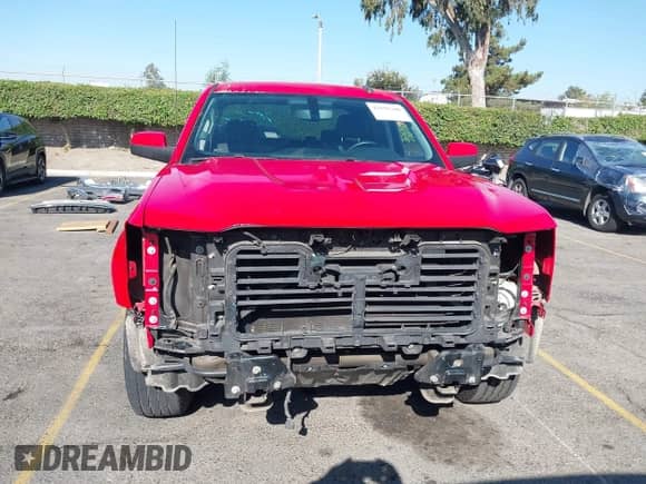 2018 Chevrolet Silverado 1500 LT z VIN 3GCPCREC9JG584585, wystawiony jako IAAI lot #43156300 z przebiegiem 129 083 mil mil oraz . Historia ofert i sprzedaży dostępna na DreamBid. Obrazek 13.