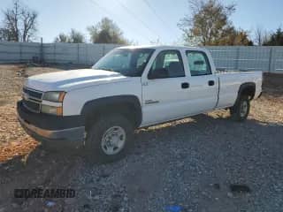 2005 Chevrolet Silverado 2500HD LS with VIN 1GCHC23285F934866, listed as a Copart auction lot 84204214 with 235,176 mi miles and Salvage title. Bid and sale history available at DreamBid. Image 1.