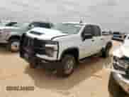 2024 Chevrolet Silverado 2500HD Work Truck z VIN 2GC4YLE76R1194603, wystawiony jako Copart lot #56756695 z przebiegiem 30 476 mil mil oraz Szkoda całkowita • Salvage title. Historia ofert i sprzedaży dostępna na DreamBid. Obrazek 1.