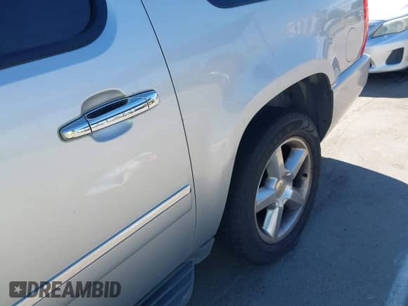 2013 Chevrolet Suburban LTZ z VIN 1GNSKKE79DR159399, wystawiony jako IAAI lot #42678920 z przebiegiem 199 380 mil mil oraz . Historia ofert i sprzedaży dostępna na DreamBid. Obrazek 17.