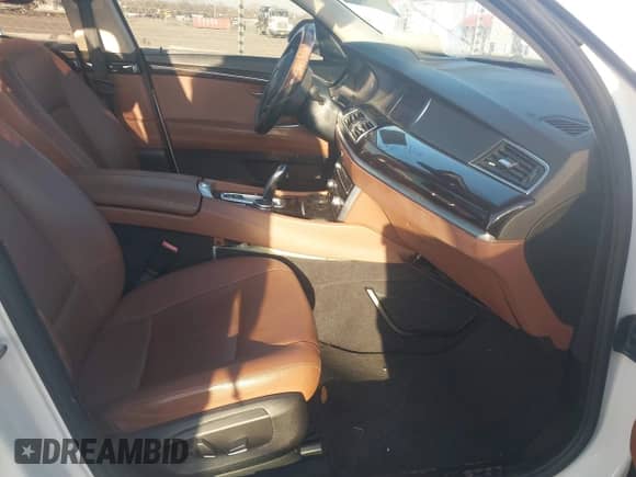 2015 BMW 5 Series 535i Gran Turismo z VIN WBA5M2C51FD872215, wystawiony jako IAAI lot #41787558 z przebiegiem 96 768 mil mil oraz . Historia ofert i sprzedaży dostępna na DreamBid. Obrazek 5.