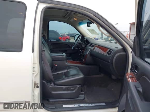 2014 Chevrolet Tahoe LTZ с VIN 1GNSKCE04ER213380, выставлен на аукционе IAAI как лот 41937707 с пробегом 180 738 миль миль и . История ставок и продаж доступна на DreamBid. Изображение 5.