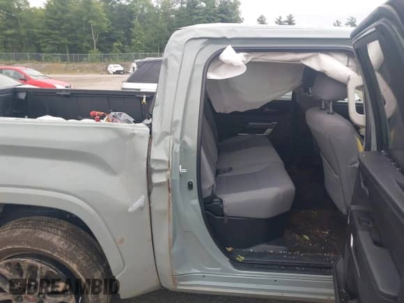 2024 Toyota Tundra SR5 с VIN 5TFLA5DB6RX182522, выставлен на аукционе IAAI как лот 43048617 с пробегом 17 236 миль миль и . История ставок и продаж доступна на DreamBid. Изображение 20.