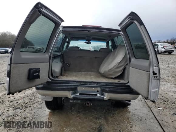 1997 Chevrolet Tahoe z VIN 3GNEK18R7VG115312, wystawiony jako Copart lot #89409665 z przebiegiem 187 159 mil mil oraz Szkoda całkowita • Salvage title. Historia ofert i sprzedaży dostępna na DreamBid. Obrazek 6.