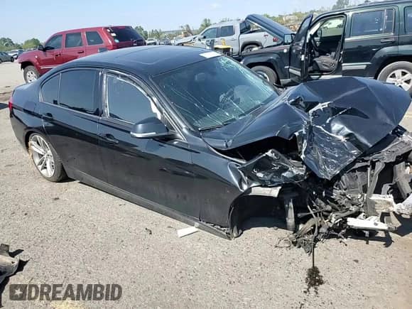 2018 BMW 3 Series 330i xDrive z VIN WBA8D9C55JEB35739, wystawiony jako Copart lot #81203925 z przebiegiem 136 987 mil mil oraz Szkoda całkowita • Salvage title. Historia ofert i sprzedaży dostępna na DreamBid. Obrazek 14.