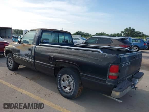 1994 Dodge 1500 z VIN 1B7HC16YXRS520611, wystawiony jako IAAI lot #42764906 z przebiegiem 181 142 mil mil oraz . Historia ofert i sprzedaży dostępna na DreamBid. Obrazek 3.