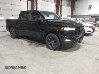 2025 Ram 1500 Big Horn z VIN 1C6RRFFG0SN572588, wystawiony jako IAAI lot #41629079 z przebiegiem 6 675 mil mil oraz . Historia ofert i sprzedaży dostępna na DreamBid. Obrazek 1.