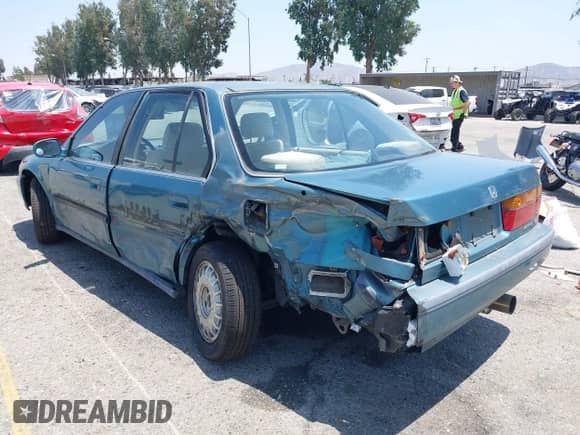 1991 Honda Accord EX z VIN JHMCB7560MC063583, wystawiony jako IAAI lot #42563870 z przebiegiem 226 798 mil mil oraz . Historia ofert i sprzedaży dostępna na DreamBid. Obrazek 3.