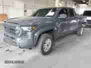 2025 Toyota Tacoma TRD Off Road z VIN 3TMLB5JNXSM148347, wystawiony jako IAAI lot #42923777 z przebiegiem 3 022 mil mil oraz . Historia ofert i sprzedaży dostępna na DreamBid. Obrazek 2.