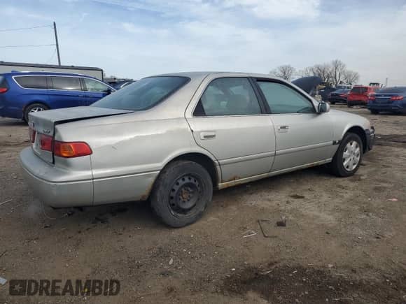 2000 Toyota Camry LE z VIN 4T1BG22K9YU698249, wystawiony jako Copart lot #43295245 z przebiegiem 140 264 mil mil oraz Czysty tytuł • Clean title. Historia ofert i sprzedaży dostępna na DreamBid. Obrazek 3.