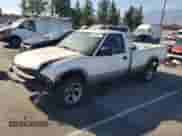 2001 Chevrolet S-10 LS z VIN 1GCCS14W318159304, wystawiony jako Copart lot #73798854 z przebiegiem 304 158 mil mil oraz Szkoda całkowita • Salvage title. Historia ofert i sprzedaży dostępna na DreamBid. Obrazek 1.
