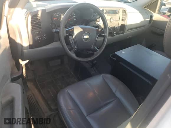2013 Chevrolet Silverado 1500 Work Truck z VIN 1GCNKPEX3DZ261624, wystawiony jako Copart lot #84792104 z przebiegiem 181 604 mil mil oraz Czysty tytuł • Clean title. Historia ofert i sprzedaży dostępna na DreamBid. Obrazek 8.