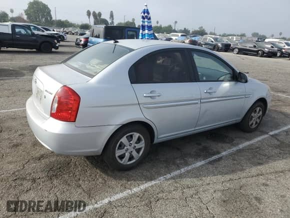 2009 Hyundai Accent Auto GLS z VIN KMHCN46C39U282871, wystawiony jako Copart lot #72660574 z przebiegiem 90 408 mil mil oraz Szkoda całkowita • Salvage title. Historia ofert i sprzedaży dostępna na DreamBid. Obrazek 3.