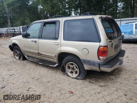 2000 Ford Explorer XLT with VIN 1FMZU63E5YZC67448, listed as a Copart auction lot 83935625 with 257,194 mi miles and Salvage title. Bid and sale history available at DreamBid. Image 2.