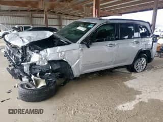 2025 Jeep Grand Cherokee Altitude z VIN 1C4RJGAGXSC320016, wystawiony jako Copart lot #62737295 z przebiegiem Nie podano mil oraz Szkoda całkowita • Salvage title. Historia ofert i sprzedaży dostępna na DreamBid. Obrazek 1.