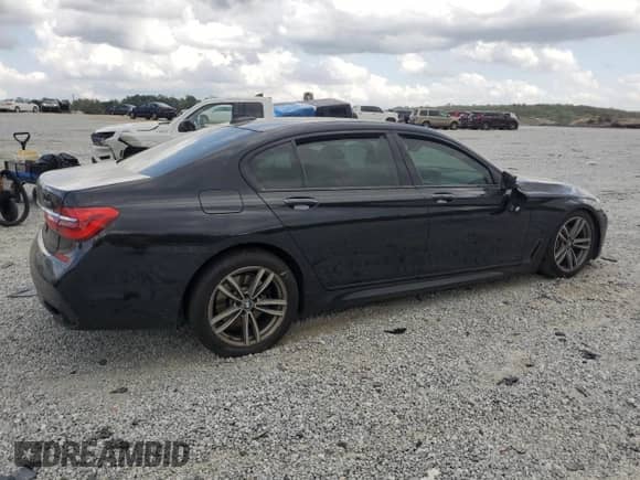 2018 BMW 7 Series 740i z VIN WBA7E2C56JG741603, wystawiony jako Copart lot #51940605 z przebiegiem Nie podano mil oraz Szkoda całkowita • Salvage title. Historia ofert i sprzedaży dostępna na DreamBid. Obrazek 3.