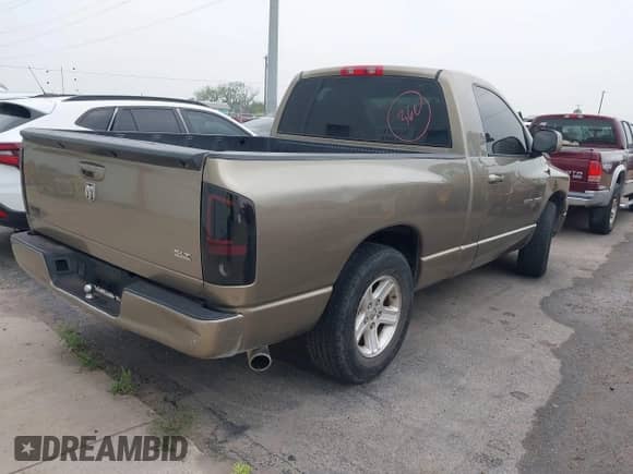 2007 Dodge 1500 SLT z VIN 1D7HA16P27J567637, wystawiony jako IAAI lot #42122423 z przebiegiem 230 111 mil mil oraz . Historia ofert i sprzedaży dostępna na DreamBid. Obrazek 4.