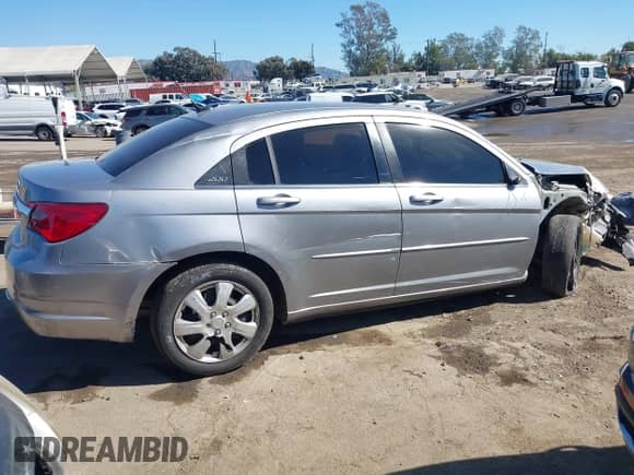 2014 Chrysler 200 LX с VIN 1C3CCBAB8EN237320, выставлен на аукционе IAAI как лот 43551760 с пробегом 130 648 миль миль и . История ставок и продаж доступна на DreamBid. Изображение 13.