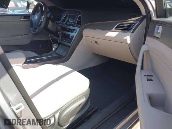 2016 Hyundai Sonata SE z VIN KMHE24L19GA026043, wystawiony jako IAAI lot #42509514 z przebiegiem 183 266 mil mil oraz . Historia ofert i sprzedaży dostępna na DreamBid. Obrazek 5.