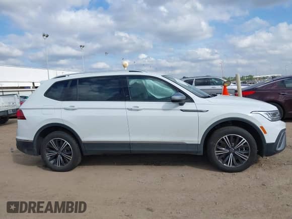 2024 Volkswagen Tiguan Wolfsburg Edition с VIN 3VV5B7AX8RM233687, выставлен на аукционе IAAI как лот 41504709 с пробегом 2 387 миль миль и . История ставок и продаж доступна на DreamBid. Изображение 13.