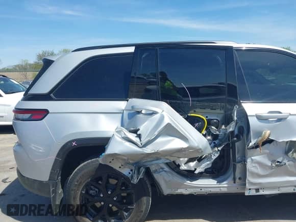 2024 Jeep Grand Cherokee Altitude with VIN 1C4RJHAG6RC215473, listed as a IAAI auction lot 42223275 with 11,199 mi miles and . Bid and sale history available at DreamBid. Image 18.