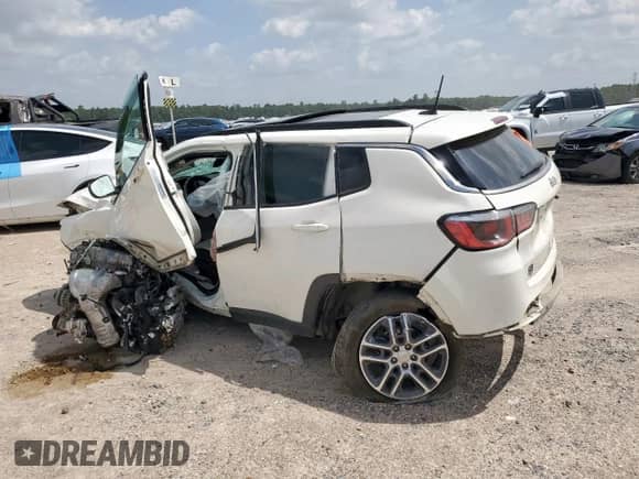 2019 Jeep Compass Altitude z VIN 3C4NJCBB6KT743058, wystawiony jako Copart lot #65037395 z przebiegiem Nie podano mil oraz Szkoda całkowita • Salvage title. Historia ofert i sprzedaży dostępna na DreamBid. Obrazek 2.