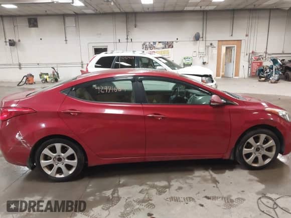 2013 Hyundai Elantra GLS z VIN KMHDH4AE4DU942218, wystawiony jako IAAI lot #42971684 z przebiegiem 107 737 mil mil oraz . Historia ofert i sprzedaży dostępna na DreamBid. Obrazek 15.