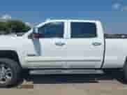 2015 Chevrolet Silverado 2500HD High Country z VIN 1GC1KXE8XFF592342, wystawiony jako IAAI lot #43199637 z przebiegiem 239 985 mil mil oraz . Historia ofert i sprzedaży dostępna na DreamBid. Obrazek 14.